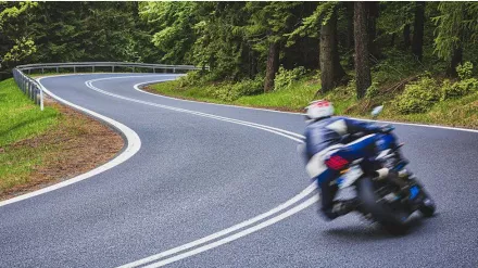 Kanyarg�s utak: mi�rt f�ltik t�l�nk az aut�sok a kanyarokat?