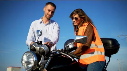 Motoros oktat�s: az els� l�p�sek �s a biztons�gos halad�s m�v�szete