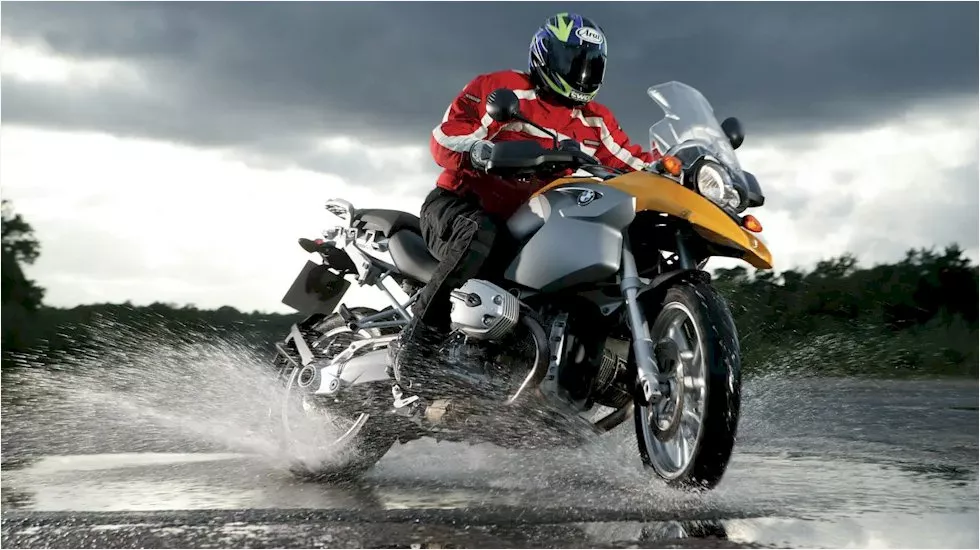 Motoros technikák esős és csúszós időben