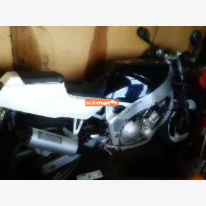 1. kp: Yamaha-FZR 400